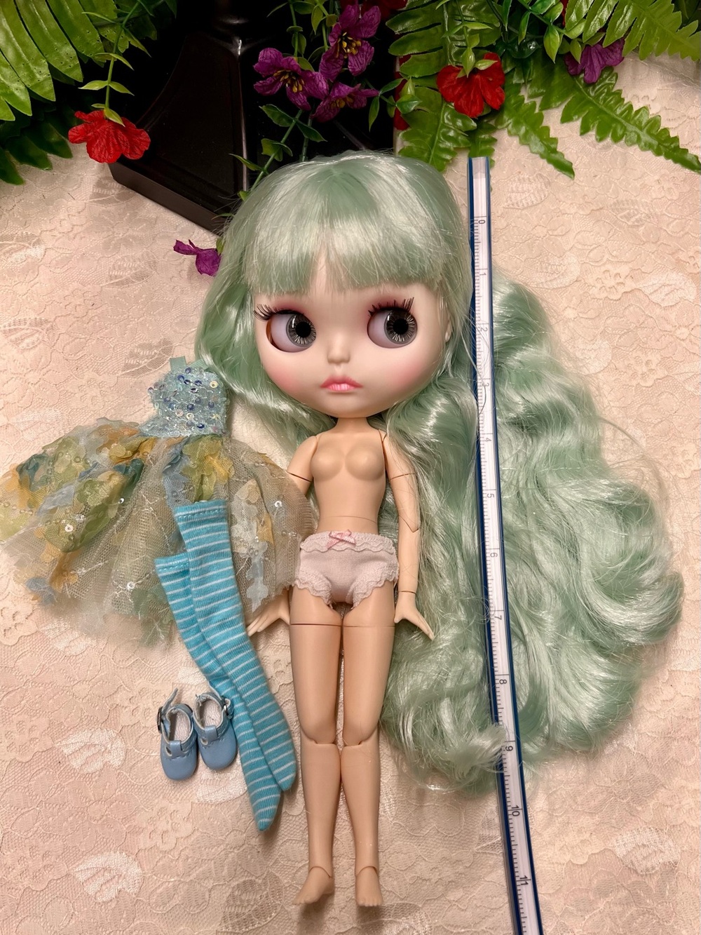 Customized Blythe Doll, Lime Green Hair, 12”, 30 cm, 1/6 scale, and Accessories - Picture 14 of 16